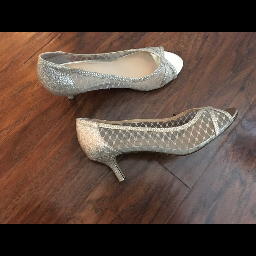 Touch of Nina silver sparkle peep toe pumps 9